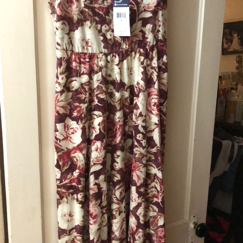 Sleeveless dress, brand new,never worn.